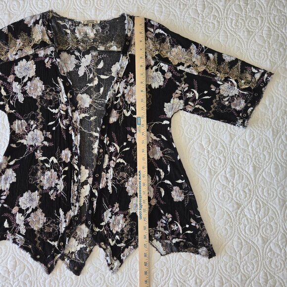 Gimmicks Embroidered Floral Eyelet Kimono Top with Shark Bite Hem Misses size S - Picture 13 of 15